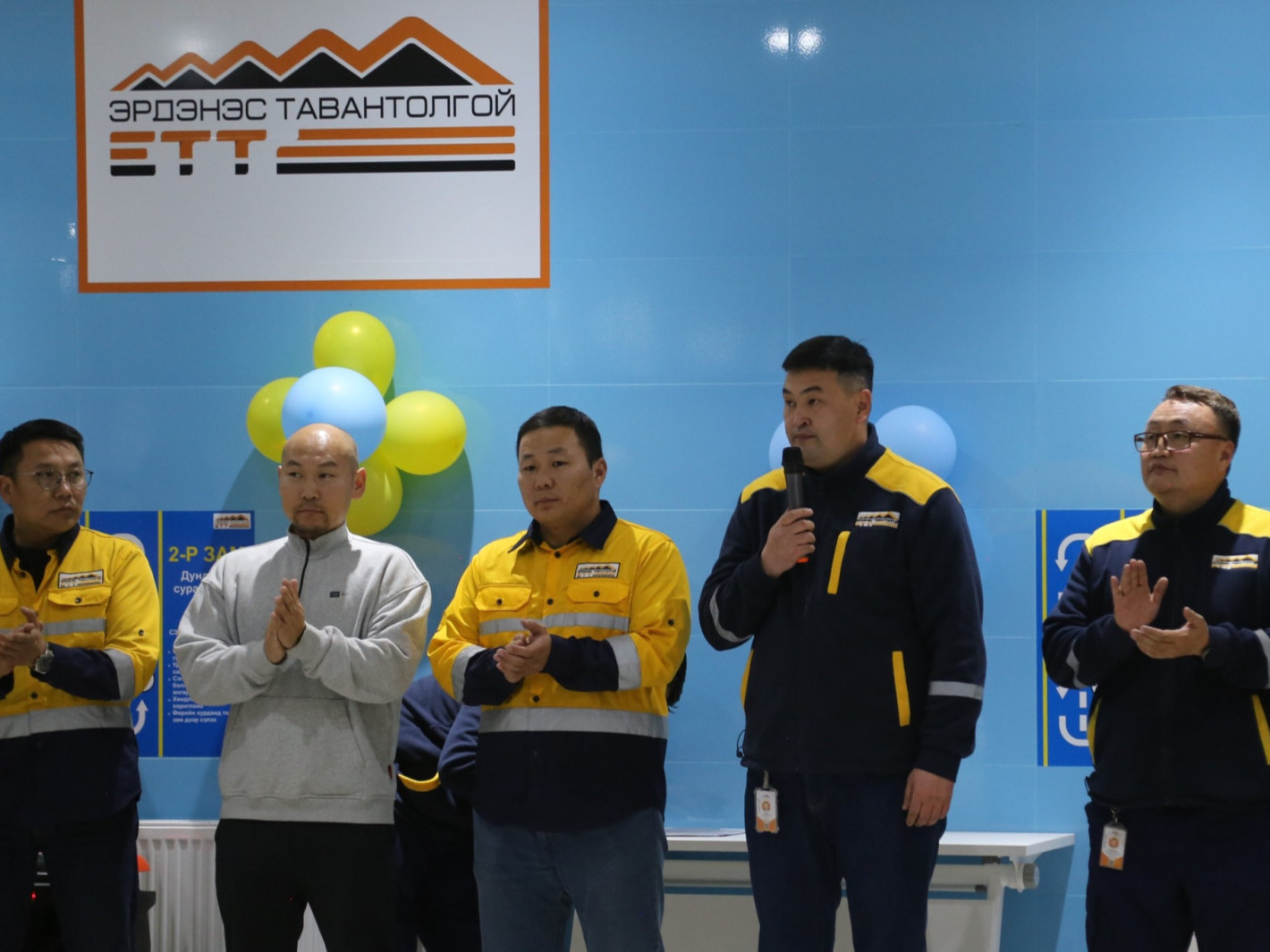 Уурхайчдын усан бассейн нээлтээ хийлээ